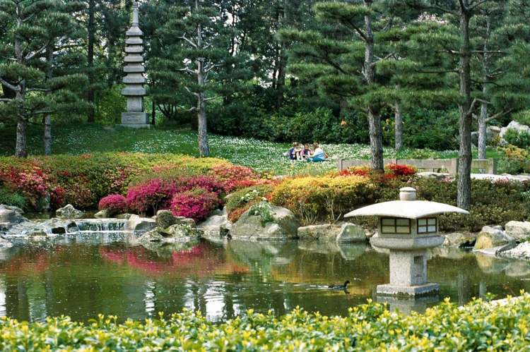Skapa japanska trädgårdsidéer-tall-grön-vatten damm-sten pagod-sten lykta-buskar-färgglada