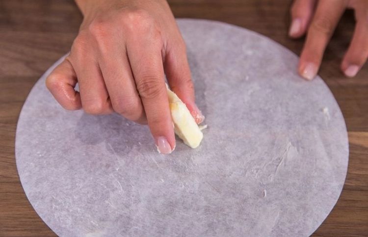 Förbered bakform för japansk ostkaka Smörj bakpapper