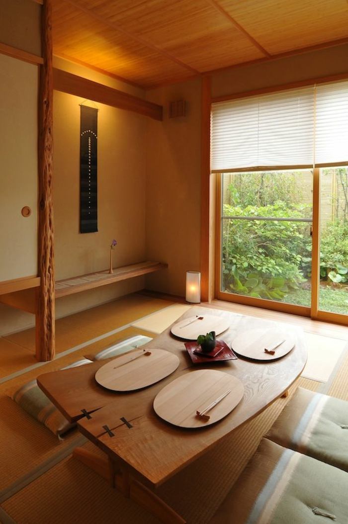 matbord imponerande form träkuddar klädsel modern japansk