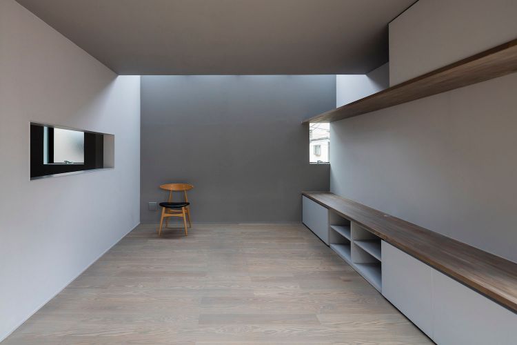 japansk design hus arkitektur innovativ design träpanel golv inre stolar grå vägg