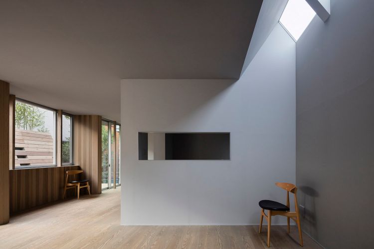 japansk design hus arkitektur innovativ design träbeklädnad golv inre stolar vita väggar