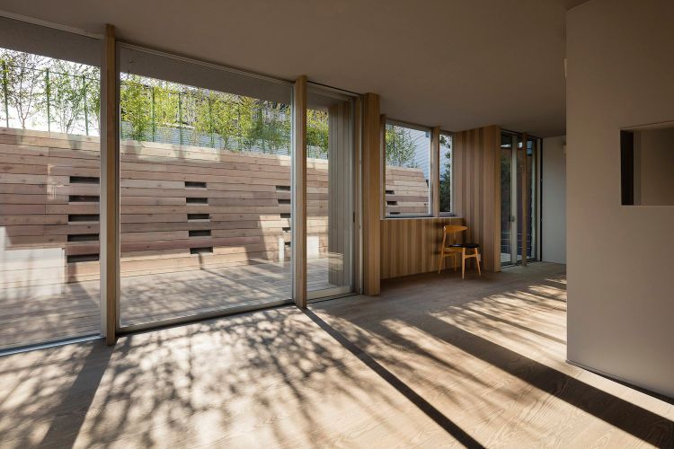 japansk design hus arkitektur innovativ design träbeklädnad golv utsida takterrass interiör