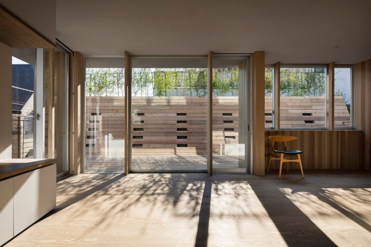 japansk design hus arkitektur innovativ design träbeklädnad golv utsida takterrass ljus integritetsskydd