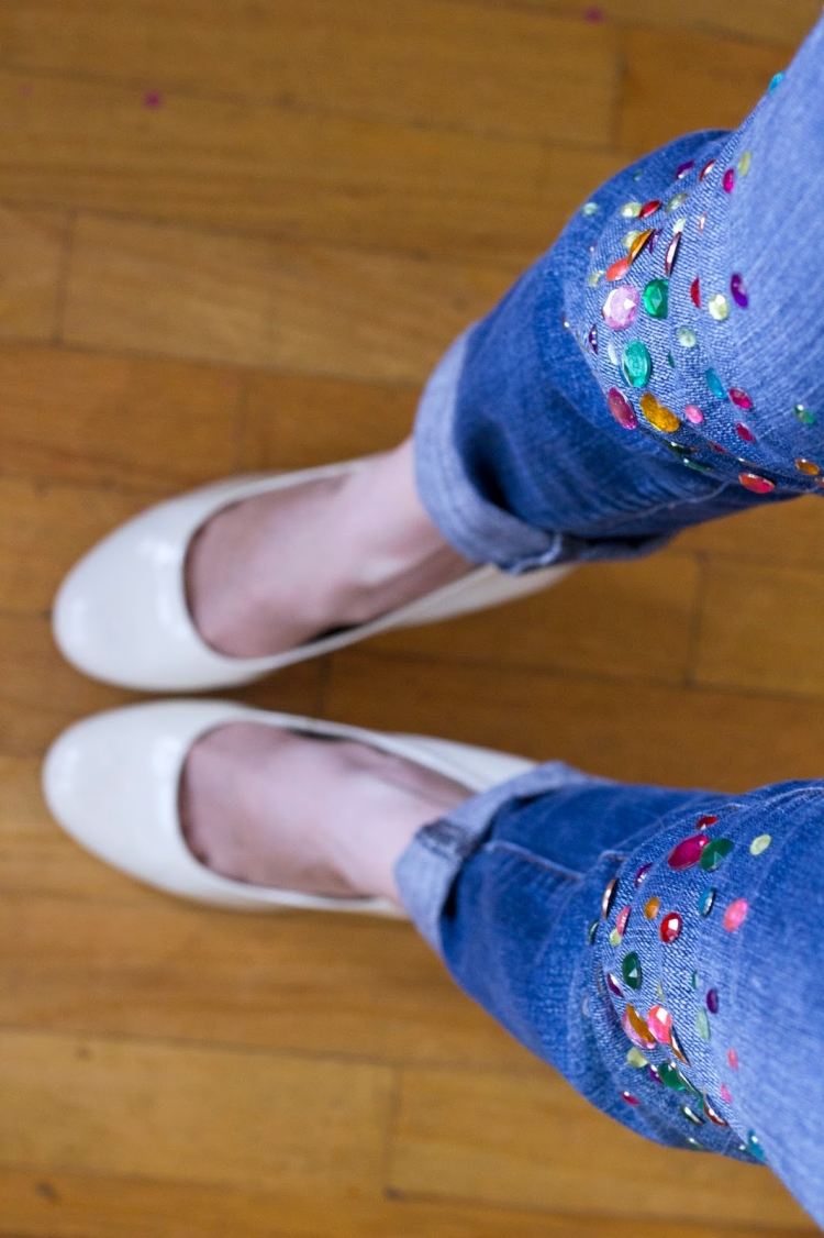 Jeans med pärlor -dekorera-idéer-rulla-upp-knäet-färgstarka-strass-dekorera