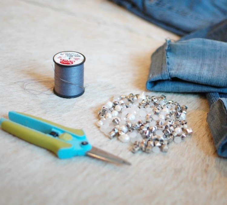 jeans-med-pärlor-dekorera-instruktioner-material-tråd-sax