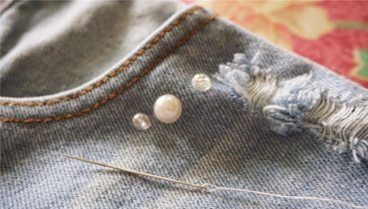 jeans-med-pärlor-dekorera-instruktioner-dekorera-denim-nål-tråd