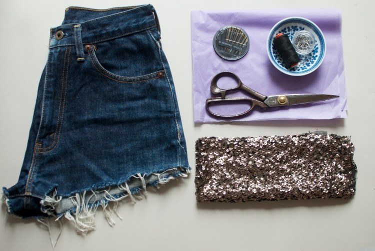 jeans-shorts-med-paljetter-dekorera-instruktioner-material-tråd-sax-ritpapper