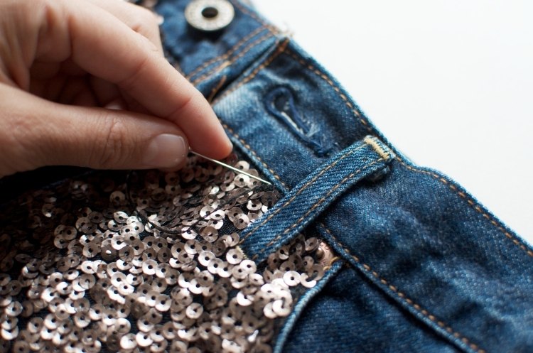jeans-shorts-med-paljetter-dekorera-instruktioner-sy-brons-färg