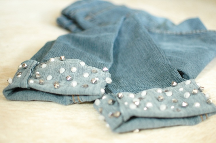Jeans med pärlor -dekorera-idéer-nitar-rulla upp-vristlängd
