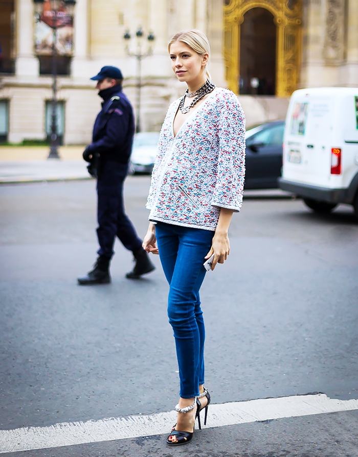 åtsittande-jeans-intensiv-blå-street-ser-elegant-blus-peep-toe-skor-med-häl-svart