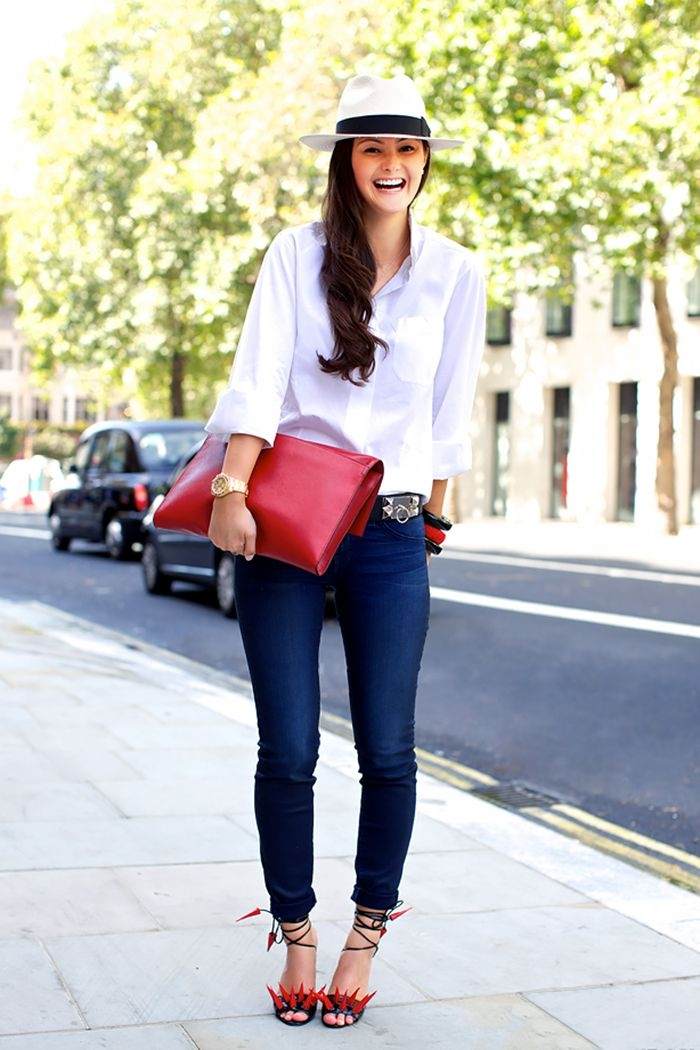sportigt-elegant-jeans-idéer-outfit-ben-betona-ovanlig-skomodell-med-häl-röd