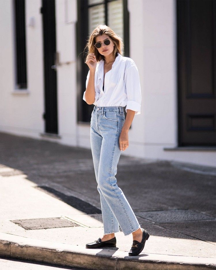Kombinera ljusblå jeans med raka ben med en vit skjorta och loafers