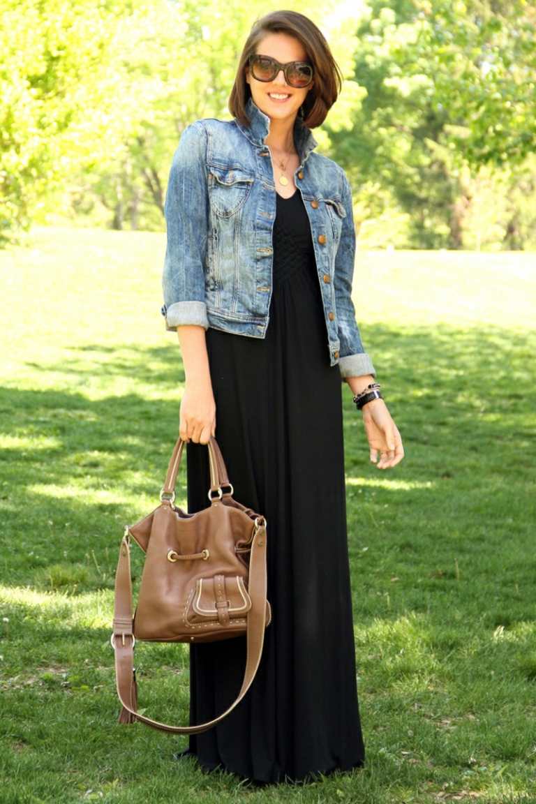 jeansjacka kombinera lång klänning svart läderväska brun