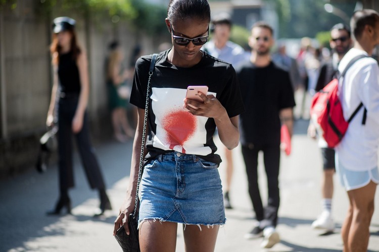 T-shirt med denimkjol kombinerar avslappnade outfitsbilder på sommaren