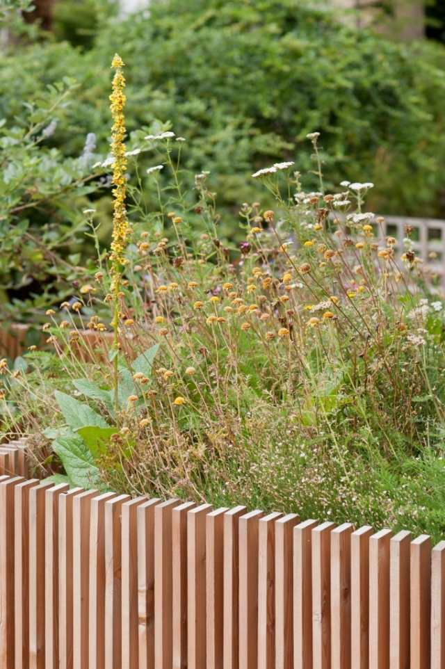 Renoverat hus-trädgård-lärkträ-planter-juvel-låda-Fraher-arkitekter