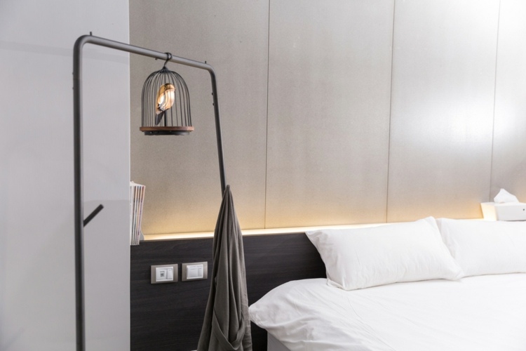 bluetooth-högtalare sovrum-inredning-säng-minimalistisk-klädhängare