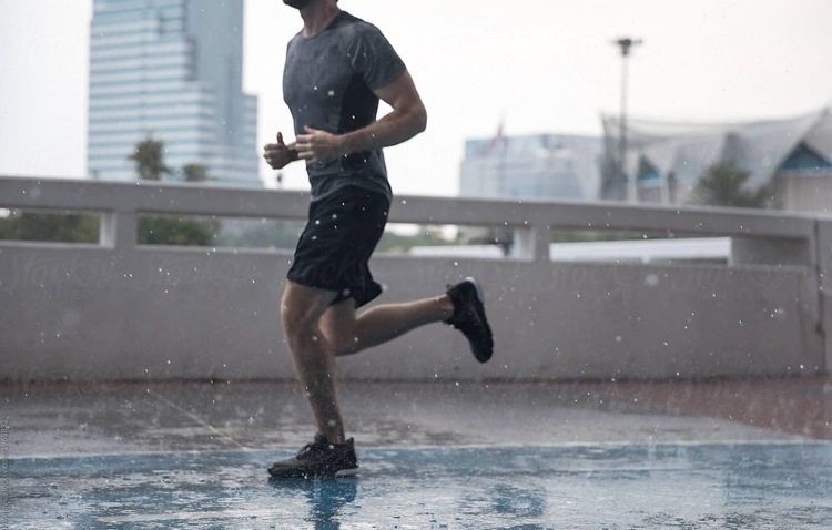 jogga i regnet utan regnjacka