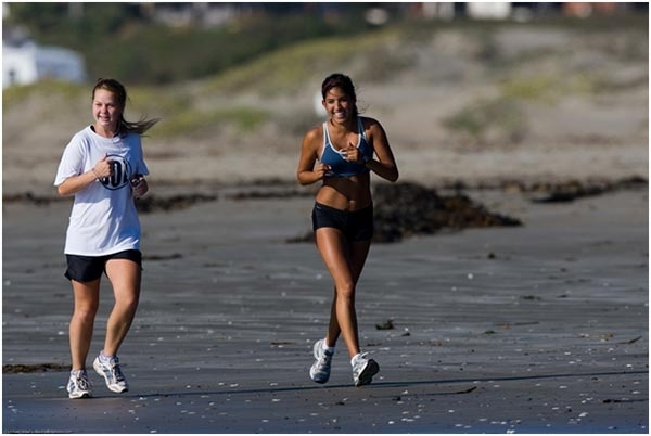 jogga tillsammans tjejer bränner fett leende känns passform