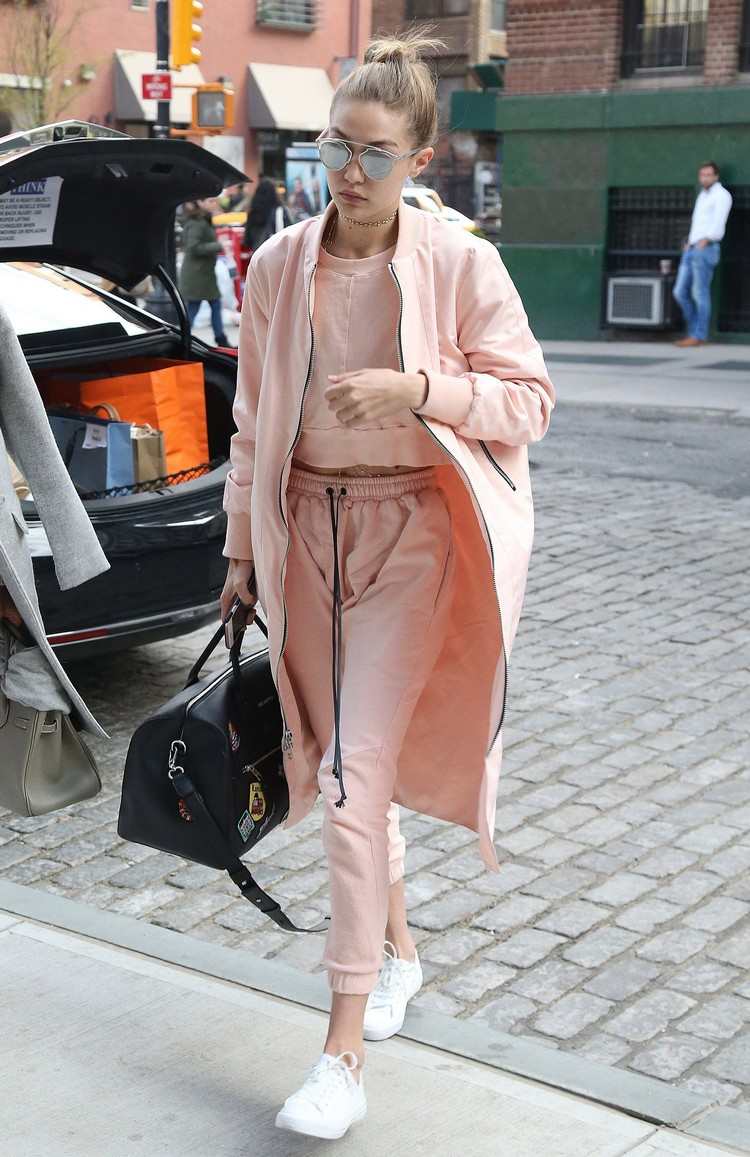 Gigi Hadid -kläder kombinerar kvinnor