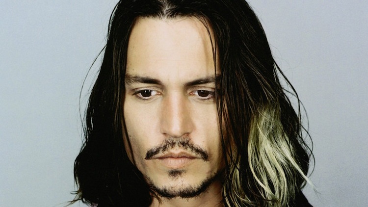 Johnny Depp blonda höjdpunkter med långt hår mellan mitt avsked
