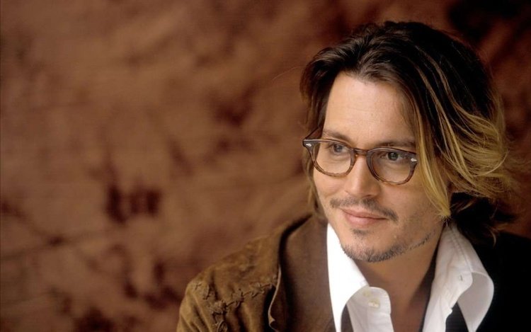 Johnny Depp frisyr medellånga blonda tips