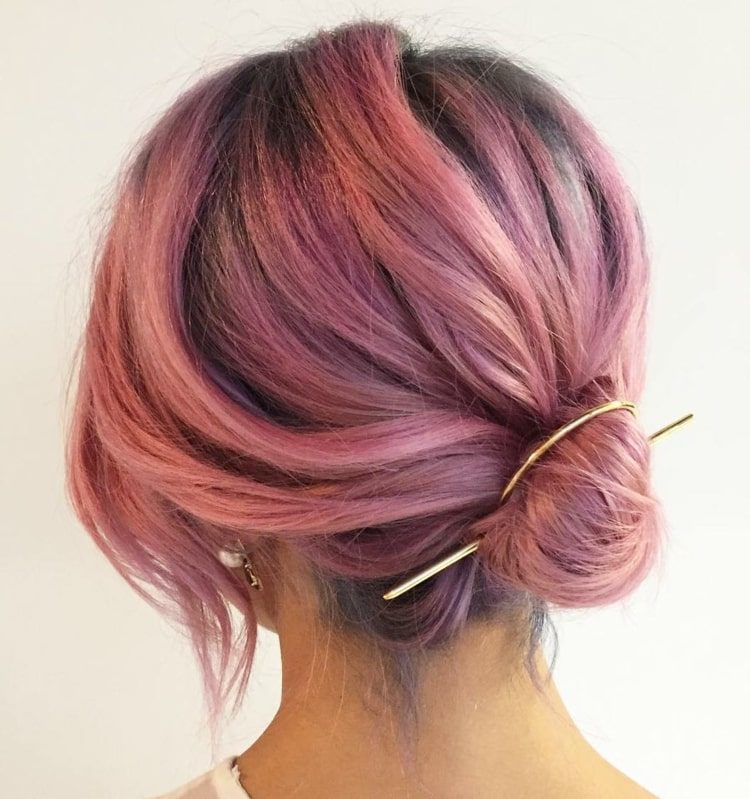 Ungdoms invigningsfrisyrer för kort hår i rosa - Låg bulle med en vacker bobbypinne