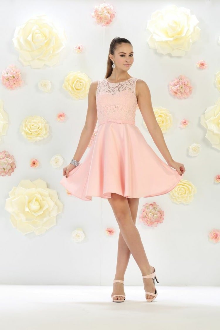 Elegant, bred klänning i persika med glitter