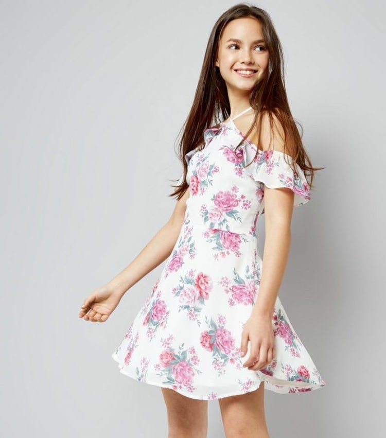 Flickaktig klänning med blommönster i rosa och vitt