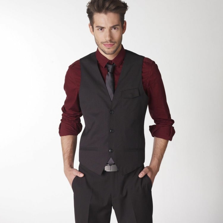 Svarta byxor och väst med vinröd skjorta och slips