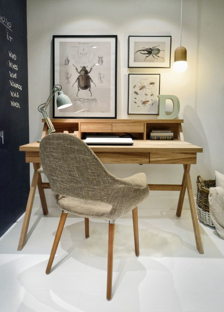 skrivbord trämöbler väggbild skalbagge bordslampa stol