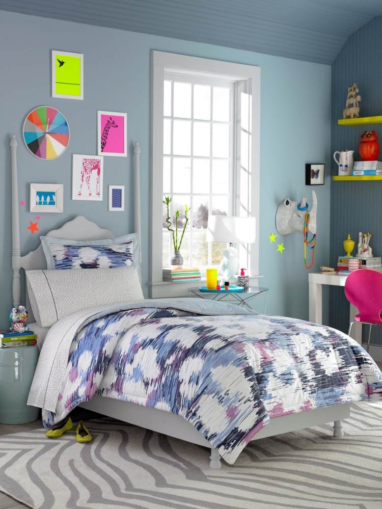 ungdomsrum-färg-design-tjej-blå-grå-vägg-färg-neonfärgade-dekorationer