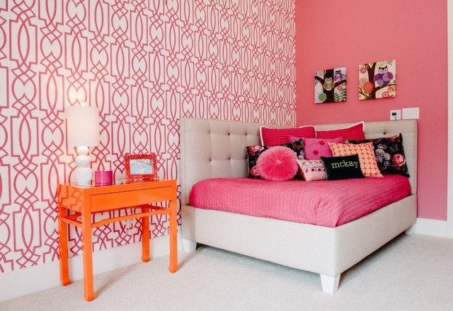 ungdomsrum-tjej-soffa-modul-hörn-element-rosa-vägg-färg-mönster-tapeter-orange-sidobord