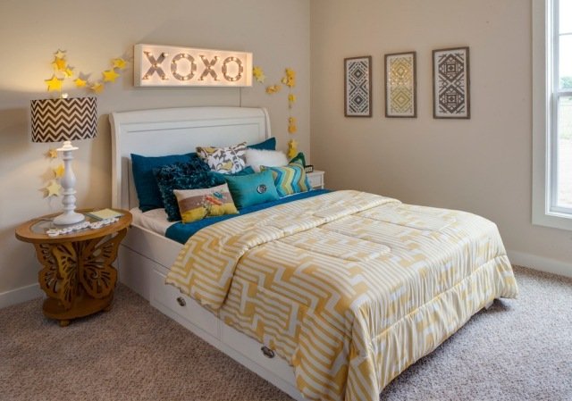 sovrum flicka idéer-ljusgrå-gul-säng-låda-trä-sängbord-fjäril-belysta bokstäver-dekoration