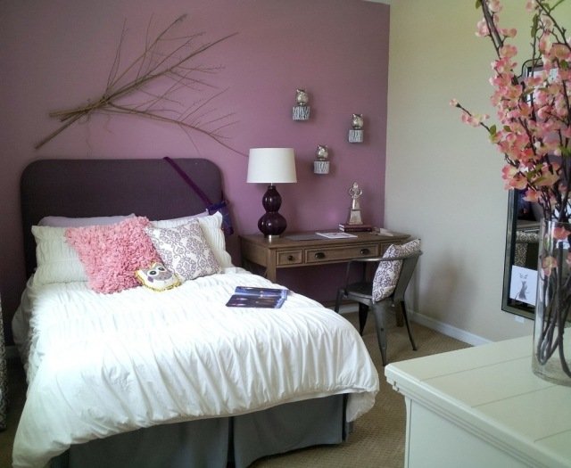 ungdomsrum för tjejer-liten-lila-vägg-måla-lila-säng-huvud-trä-skrivbord-nästa