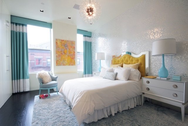 ungdomsrum för tjejer vit-ljusblå-tapeter-silver-blank-gul-säng-huvud