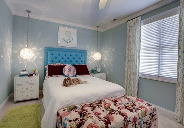 ungdomsrum-tjej-liten-ljus-blå-grön-hängande-lampor-nästa-säng