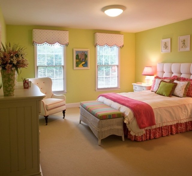 ungdomsrum-flicka-ljus-grön-vägg-färg-rosa-accenter-sängkläder