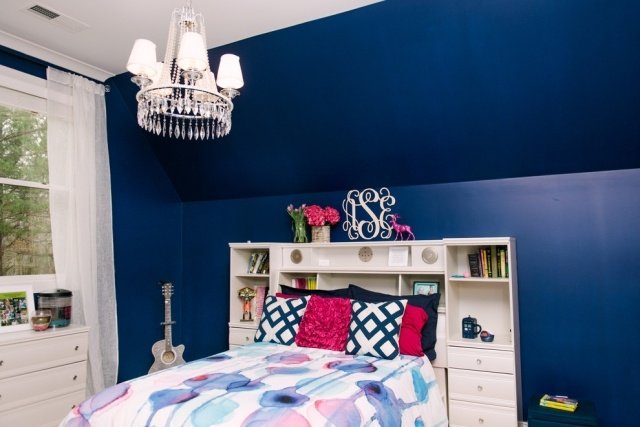 ungdomsrum-tjej-sluttande tak-marinblå-vägg-målar-hyllor-rund-säng