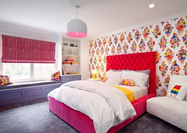 ungdomsrum-tjej-färgstark-stoppad-säng-quiltad-säng-huvud-fönsterbänk