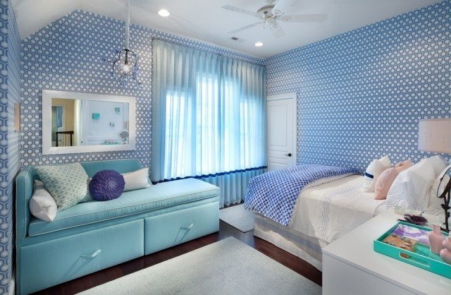 ungdomsrum-tjej-blå-vit-mönster-tapeter-geometrisk-soffa-lagringsutrymme