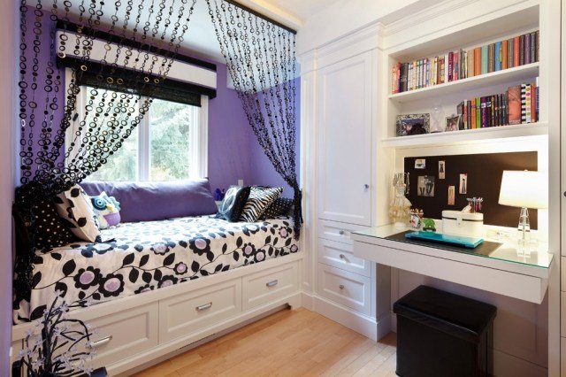 ungdomsrum-tjej-små-idéer-vit-lila-svart-accenter-inbyggda möbler