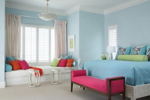 ungdomsrum-flicka-ljusblå-vägg-måla-fönster-bänk-färgglada-kuddar