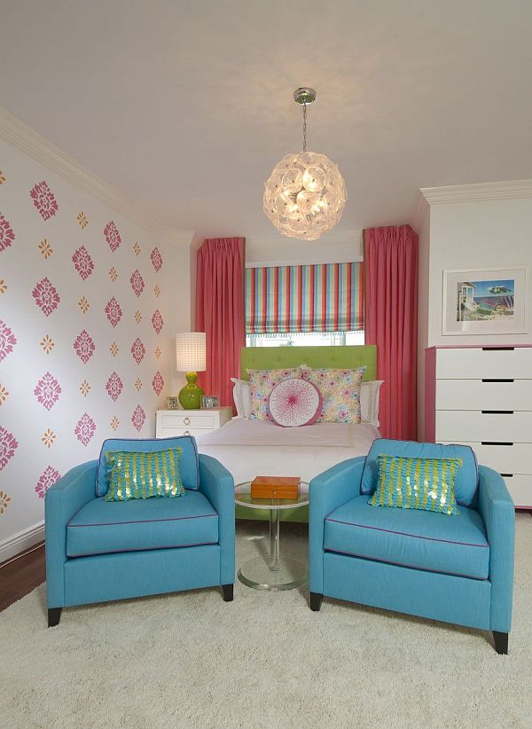 ungdomsrum-tjej-inredning-rosa-gardiner-grön-säng-huvud-blå-fåtölj-vägg-mönster-barock