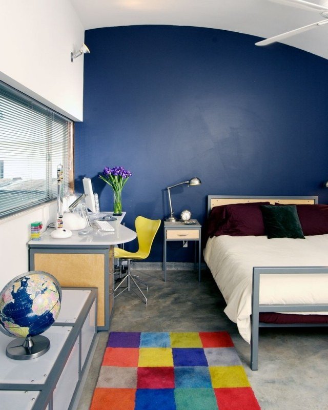 pojkrums-arbetsyta-maritim-blå-accent-vägg-färgglad-matta