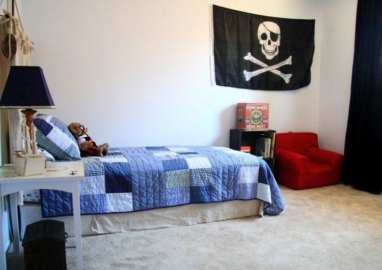 Ungdomsrum-design-pirat-täcke-lapptäcke-blå-matta-piratflagga