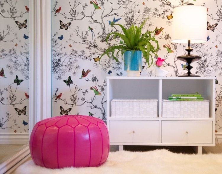 ungdomsrum-design-vägg-dekoration-flicka-fjärilar-tapeter-rosa-ottoman