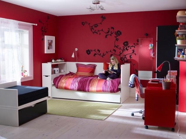 designa ungdomsrum-idéer-röd-vägg-blommig-vägg-tatuering