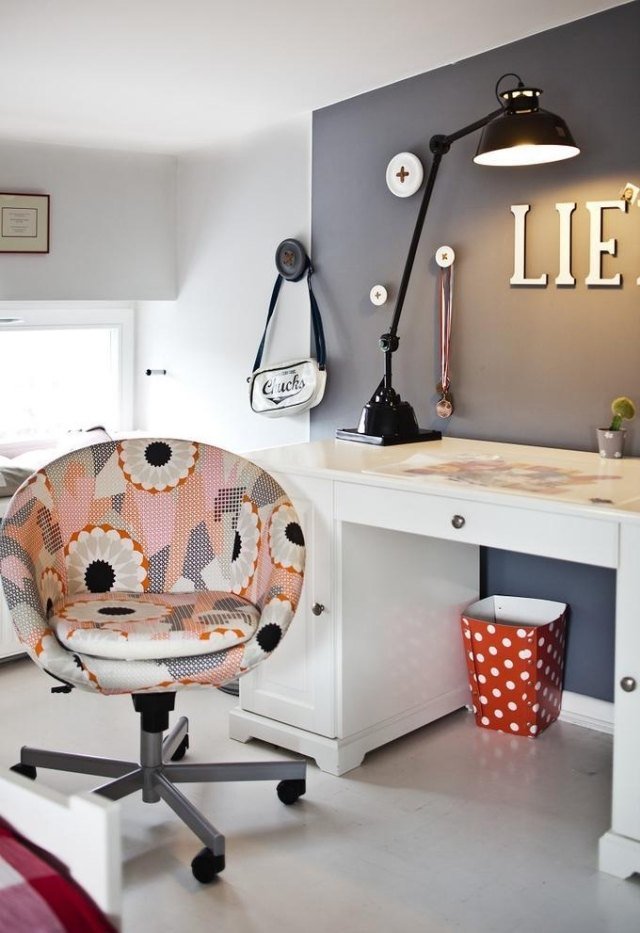 ungdomsrum-flicka-design-idéer-grå-vägg-skrivbord