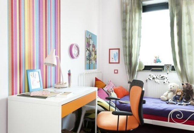 ungdomsrum-design-idéer-vägg-färgglada-ränder-målning