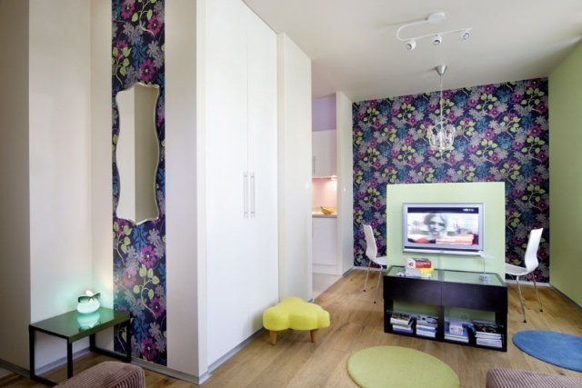 ungdomsrumsdesign-idéer-vägg-färgglada-tapeter-blommönster